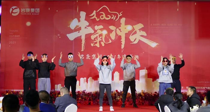 康景輝技術(shù)部帶來的節(jié)目表演 康景輝技術(shù)部帶來的節(jié)目表演